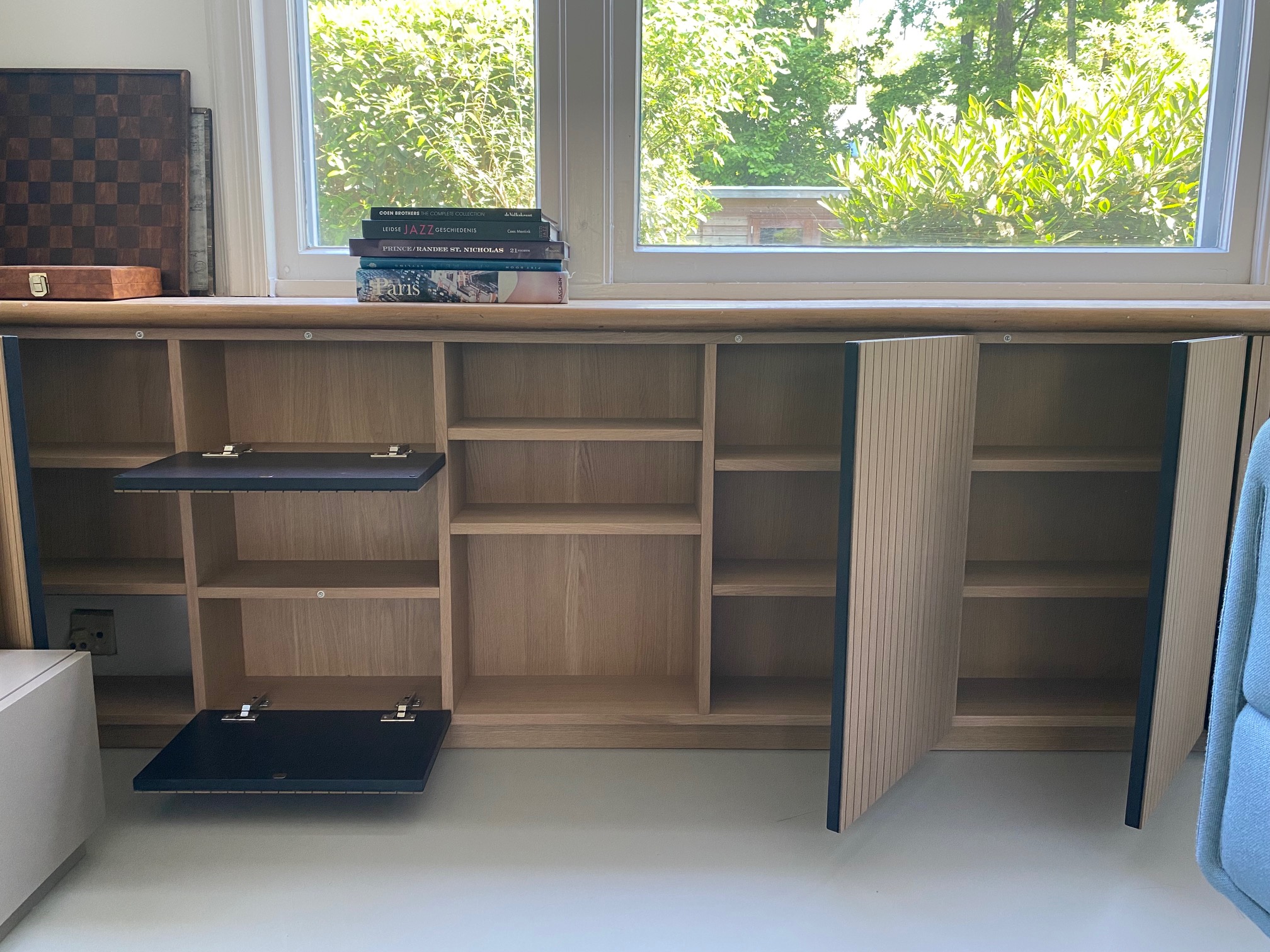 Eiken vensterbankkast alle vakken open